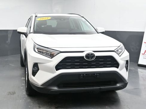 Used 2019 Toyota RAV4 XLE w/ Carpet Mat Package image 3