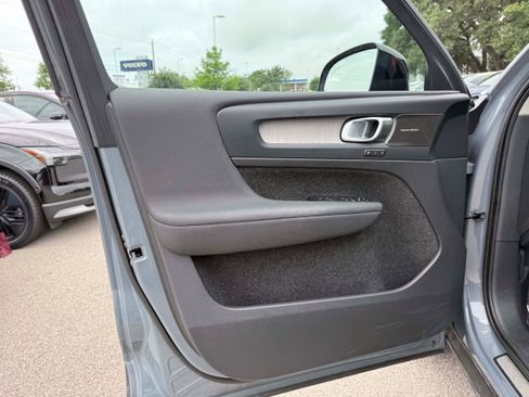 Certified 2023 Volvo XC40 B5 Ultimate w/ Protection Package Premier AWD/4WD image 9