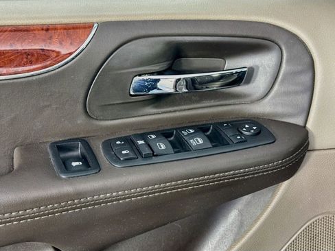 Used 2014 Chrysler Town & Country Touring FWD image 22