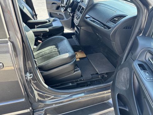 Used 2015 Dodge Grand Caravan SXT FWD image 17