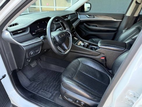 Used 2023 Jeep Grand Cherokee Limited AWD/4WD image 9