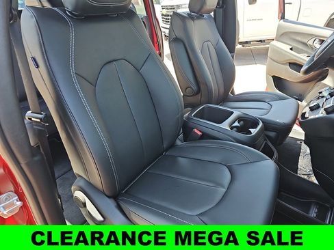 New 2025 Chrysler Pacifica Select image 10