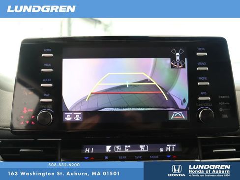 Used 2023 Toyota Sienna Limited image 24