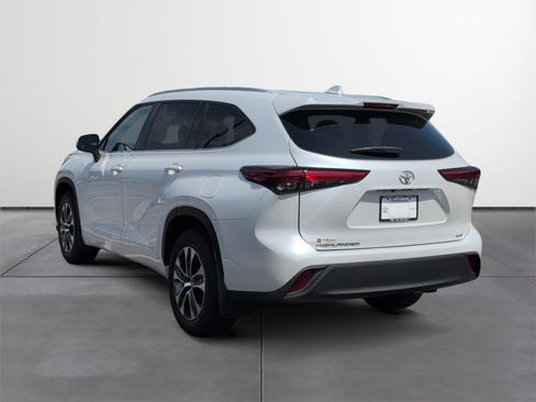 Used 2023 Toyota Highlander XLE FWD image 4