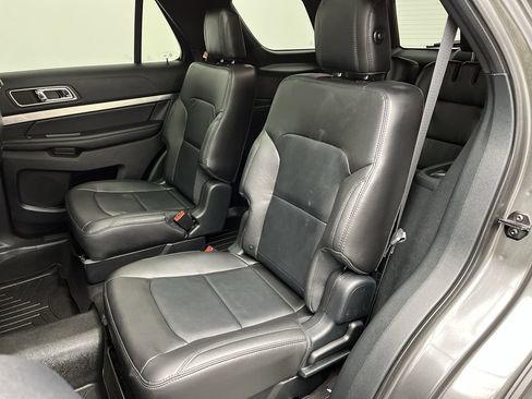 Used 2018 Ford Explorer XLT w/ Equipment Group 202A AWD/4WD image 13