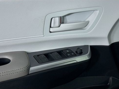 Used 2025 Toyota Sienna LE AWD/4WD image 23