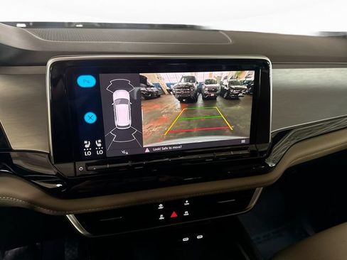 Used 2024 Volkswagen Atlas Cross Sport SE FWD image 24