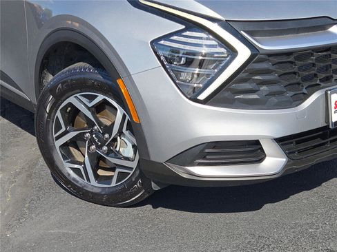 Used 2024 Kia Sportage LX image 3