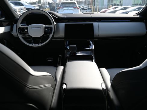 Used 2025 Land Rover Range Rover Sport Dynamic SE image 3