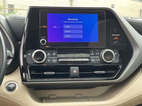 Used 2023 Toyota Highlander XLE FWD image 21