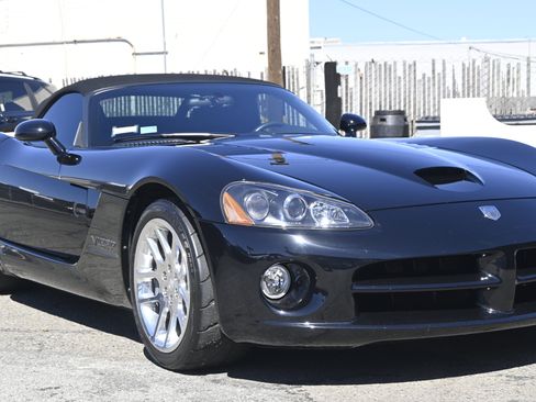 Used 2003 Dodge Viper SRT-10 image 2