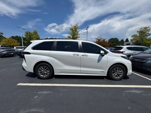Used 2021 Toyota Sienna XLE FWD image 6