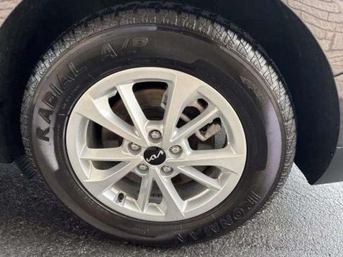 Used 2024 Kia Carnival LX FWD image 13