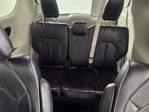 Certified 2018 Chrysler Pacifica Limited w/ Advanced Safetytec Group image 26