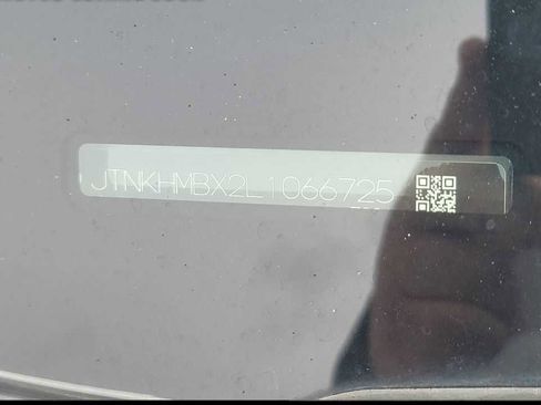 Used 2020 Toyota C-HR XLE image 4