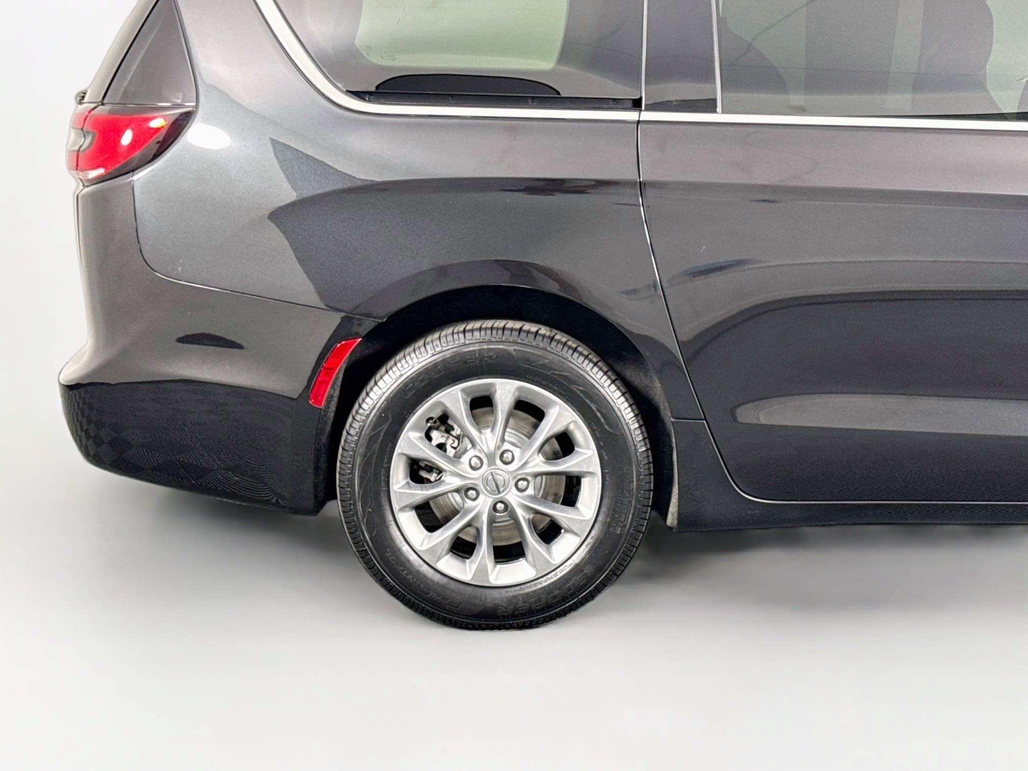 Used 2023 Chrysler Pacifica Touring-L AWD/4WD image 46
