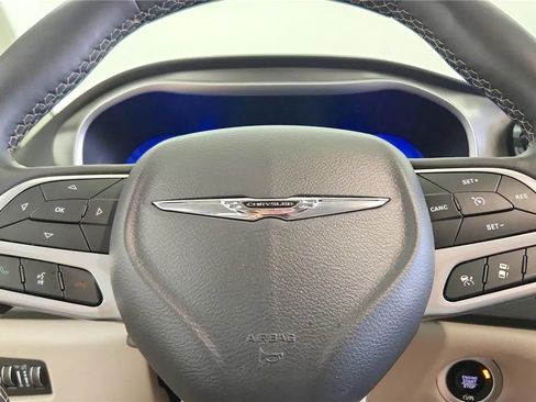Used 2023 Chrysler Pacifica Touring-L FWD image 27
