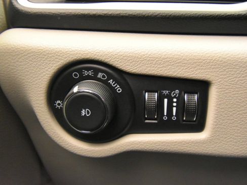 Used 2024 Chrysler Pacifica Touring-L image 28