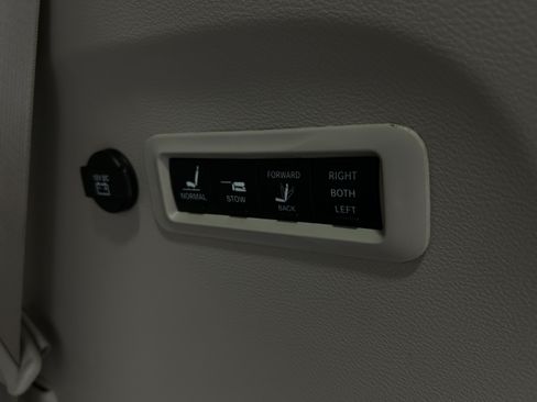 Used 2019 Chrysler Pacifica Limited FWD image 42