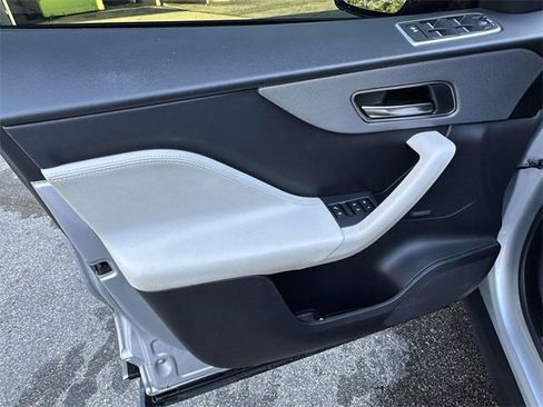 Used 2020 Jaguar F-PACE SVR image 19