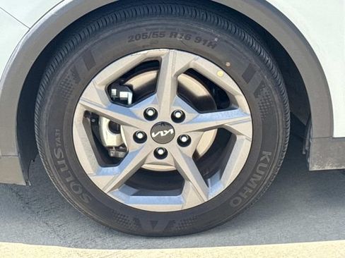 Used 2025 Kia K4 FWD image 5