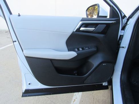 Used 2025 Mitsubishi Outlander SE image 13