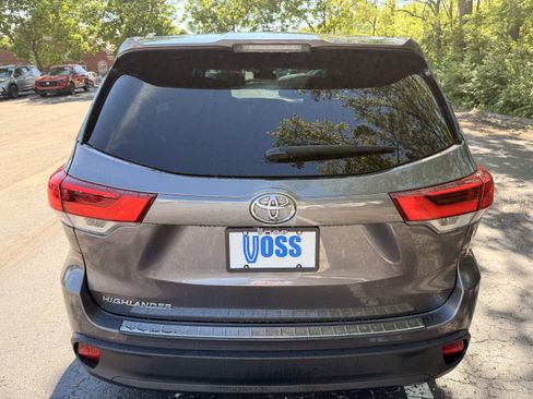 Used 2019 Toyota Highlander LE FWD image 4