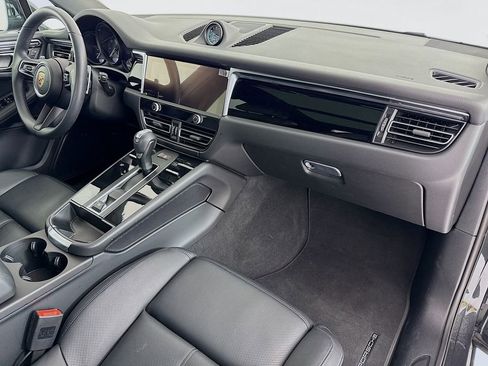 Certified 2025 Porsche Macan AWD/4WD image 33