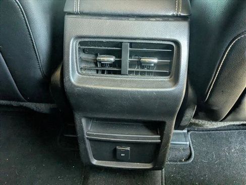 Used 2018 Ford Edge Titanium FWD image 16