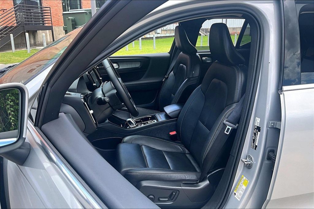 Certified 2024 Volvo XC40 B5 Plus w/ Protection Package Premier AWD/4WD image 33