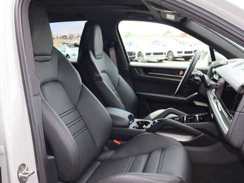 Certified 2025 Porsche Cayenne Turbo AWD/4WD image 27