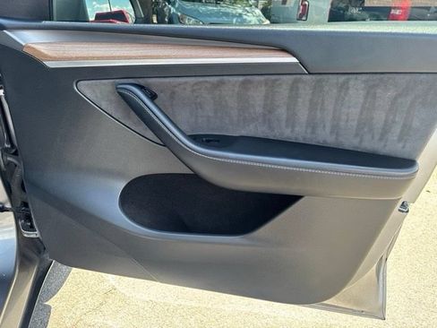 Used 2025 Tesla Model Y Long Range AWD/4WD image 34
