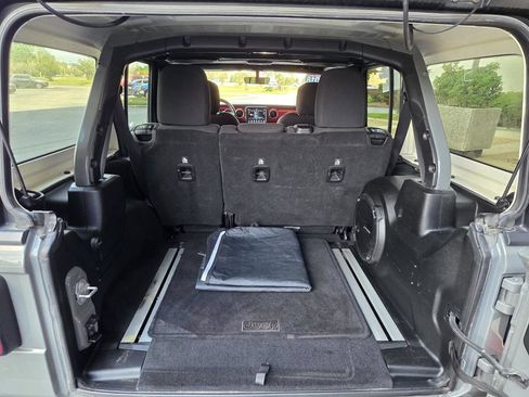 Used 2018 Jeep Wrangler Unlimited Rubicon AWD/4WD image 13