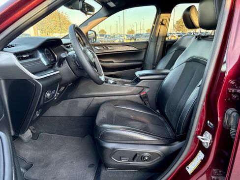 Used 2024 Jeep Grand Cherokee Altitude image 14