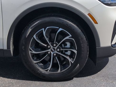 Certified 2025 Lincoln Nautilus Premier AWD/4WD image 11