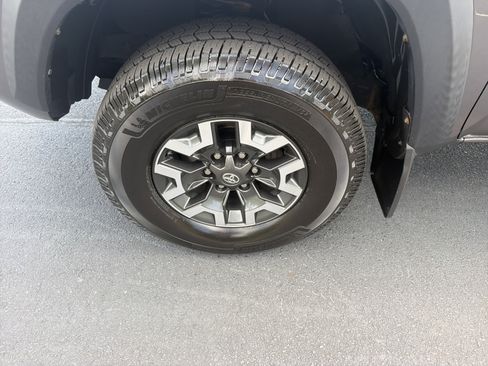 Used 2019 Toyota Tacoma TRD Off-Road w/ Technology Package AWD/4WD image 16