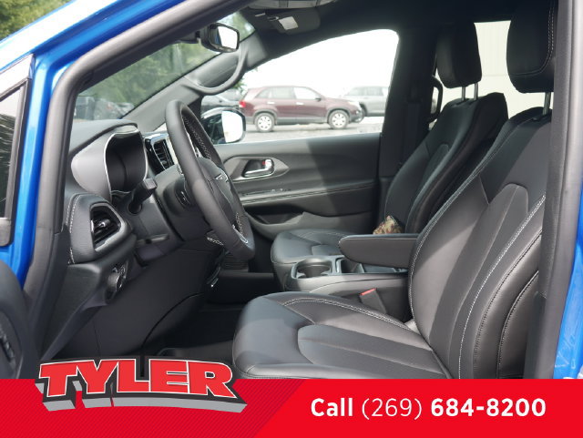 New 2027 Chrysler Pacifica Select FWD image 35