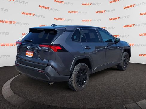 Used 2022 Toyota RAV4 LE AWD/4WD image 5