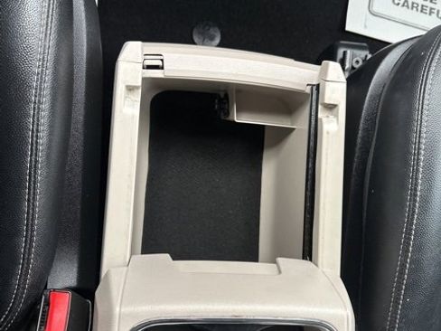 Certified 2016 Chrysler Town & Country Touring image 27