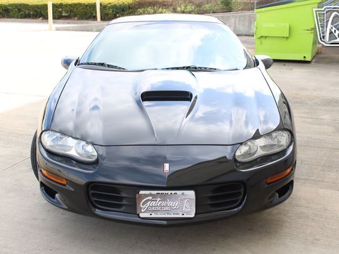Used 2002 Chevrolet Camaro Z28 w/ SS Performance/Appearance Pkg RWD image 11