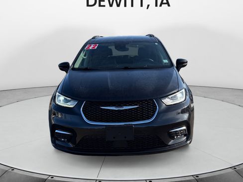 Used 2022 Chrysler Pacifica Touring-L image 8