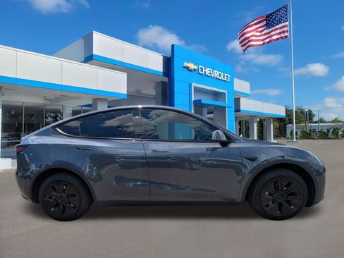 Used 2023 Tesla Model Y Long Range AWD/4WD image 2