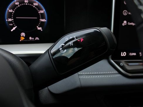 New 2025 Volkswagen Tiguan SE image 11