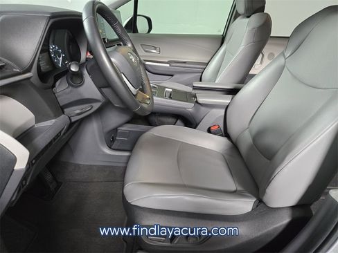 Used 2022 Toyota Sienna XLE image 11