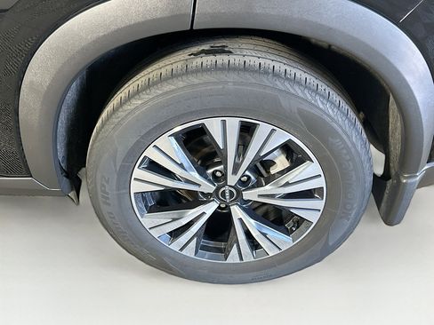 Used 2023 Nissan Rogue SV w/ SV Premium B Package image 11