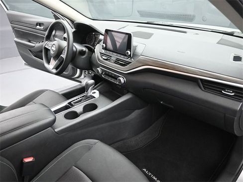 Used 2025 Nissan Altima 2.5 SV image 24