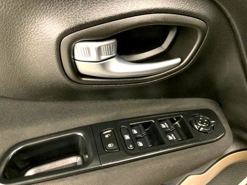 Used 2017 Jeep Renegade Latitude w/ Cold Weather Group image 28