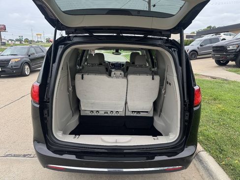 Used 2017 Chrysler Pacifica Limited FWD image 7