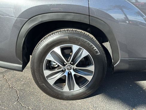 Certified 2024 Toyota Highlander XLE image 9