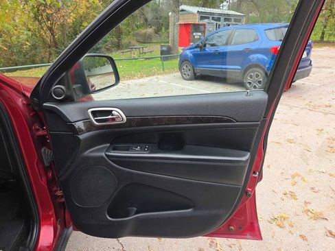 Used 2012 Jeep Grand Cherokee Laredo w/ Laredo E Group image 25